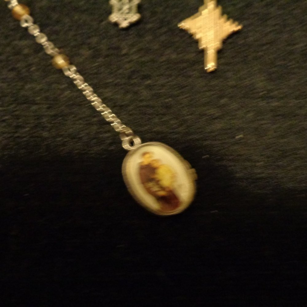 VINTAGE RELIGIOUS JEWELRY LOT BUNDLE 6 ITEMS - Picture 3 of 5